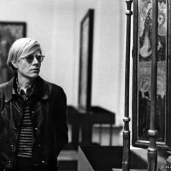 Andy Warhol vor der 'Thronenden Mutter Gottes aus Friedberg' (1325-50), Hessisches Landesmuseum, Darmstadt 1971, 1971/2012, 30,0 x 40,0 cm, Auflage: 25+1