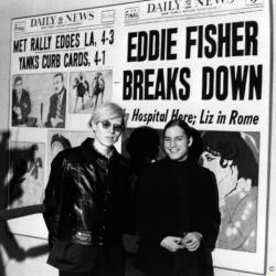 Andy Warhol und Joe Dallesandro vor Warhols Gemälde 'Daily News'(1962), Hessisches Landesmuseum, Darmstadt 1971, 1971/2012, 30,0 x 40,0 cm, Auflage: 25 + 1