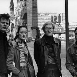 Paul Morrissey, Jane Forth, Andy Warhol und Joe Dallesandro  auf dem Kurfürstendamm (I), West-Berlin 1971, 1971/2012, 30,0 x 40,0 cm, Auflage: 25 + 1