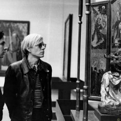 Andy Warhol vor der 'Thronenden Mutter Gottes aus Friedberg'  (1325-40), Hessisches Landesmuseum, Darmstadt 1971,  1971/2012, 30,0 x 40,0 cm, Auflage: 25 + 1
